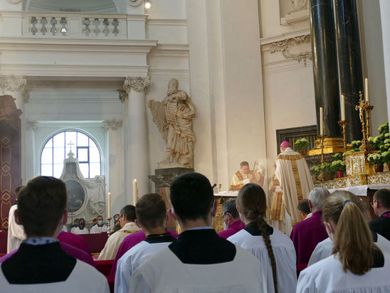 Diakonenweihe im Fuldaer Dom (Foto: Karl-Franz Thiede)